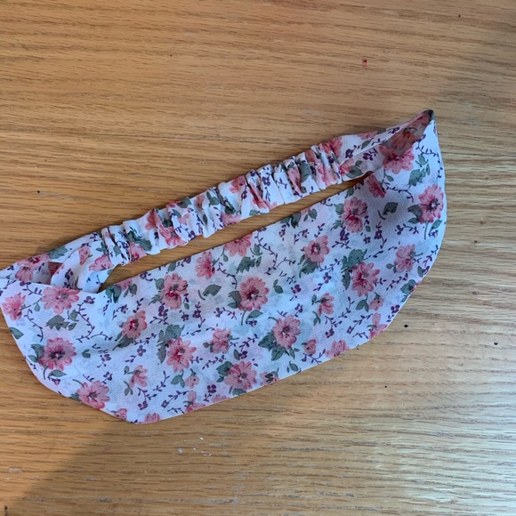 2 hair accessories! - Picture 3 of 3